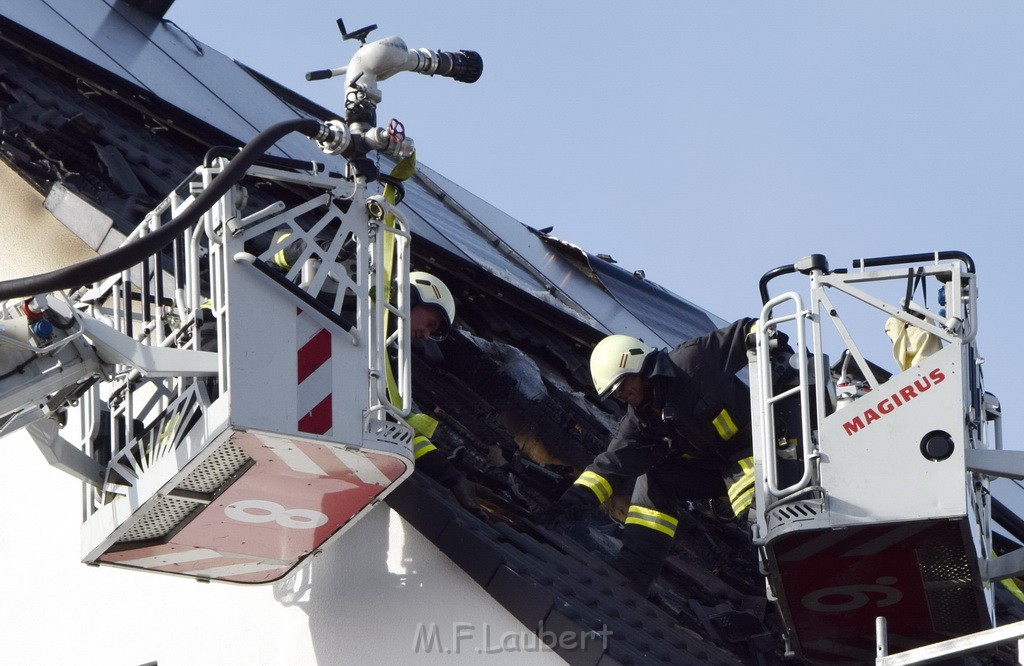 Feuer 2 Dachstuhl Koeln Dellbrueck Von der Leyen Str P104.JPG - Miklos Laubert